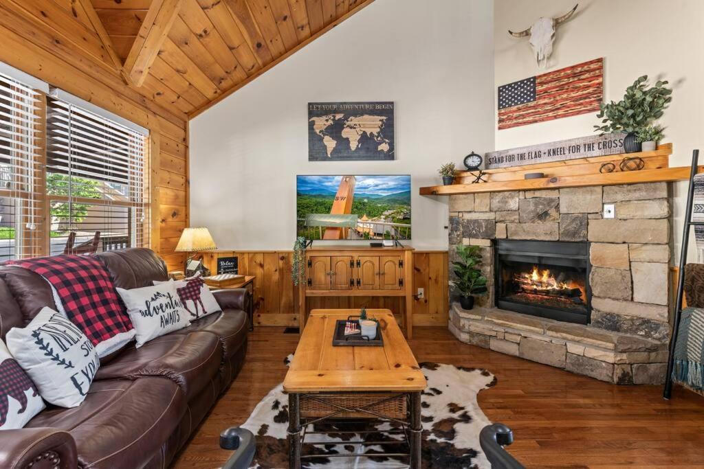 Cozy Cabin In The Smokies!!! Fully Furnished And Complete With Community Indoor And Outdoor Pools And Spas, Game And Fitness Rooms As Well As A Private Hot Tub Pigeon Forge Exterior photo