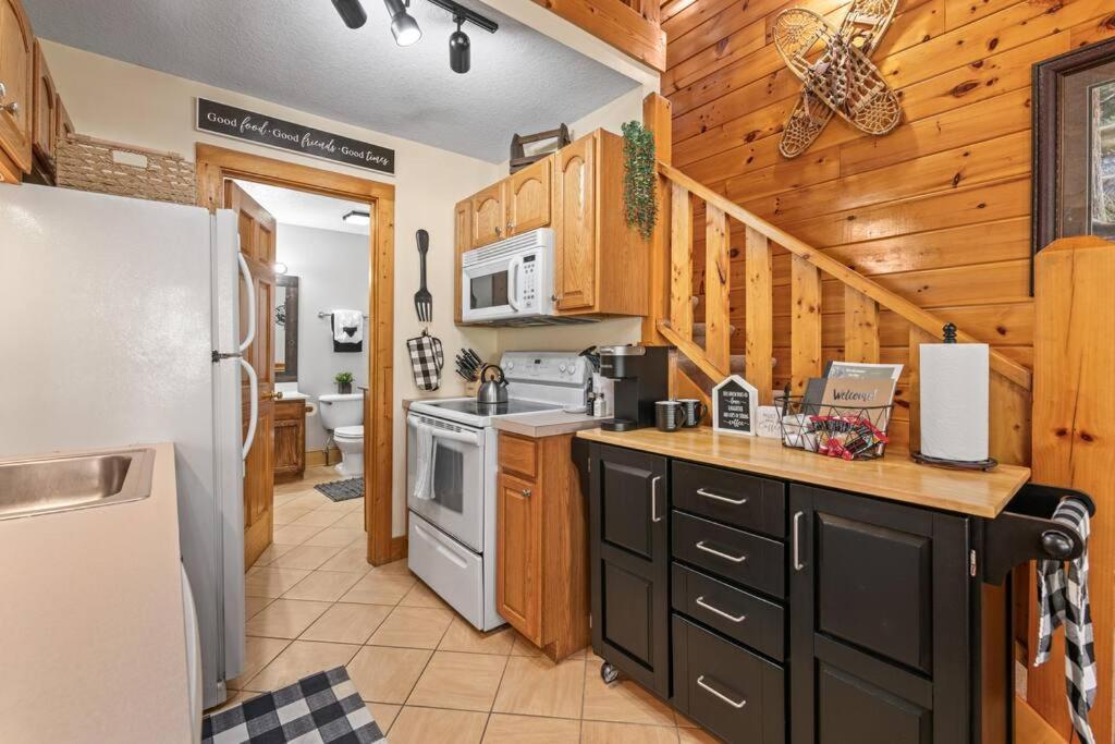 Cozy Cabin In The Smokies!!! Fully Furnished And Complete With Community Indoor And Outdoor Pools And Spas, Game And Fitness Rooms As Well As A Private Hot Tub Pigeon Forge Exterior photo